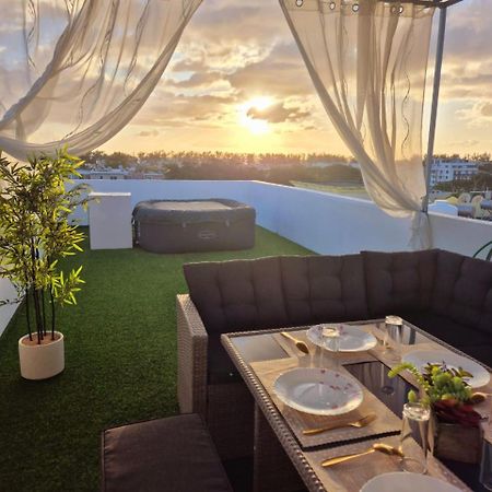 Skyview Apartment- Rooftop Penthouse With Sunset & Sea Views Flic en Flac Exterior photo
