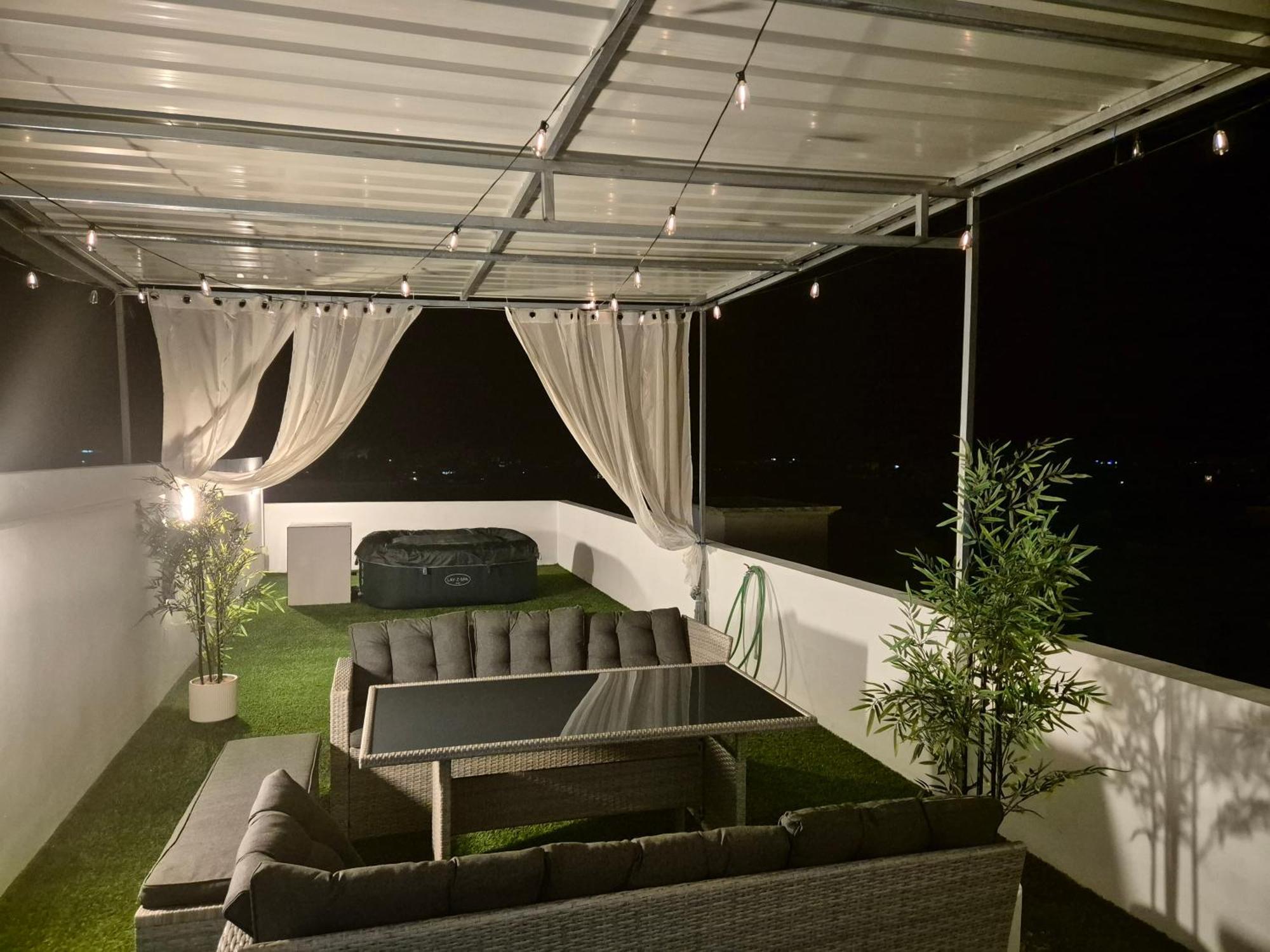 Skyview Apartment- Rooftop Penthouse With Sunset & Sea Views Flic en Flac Exterior photo