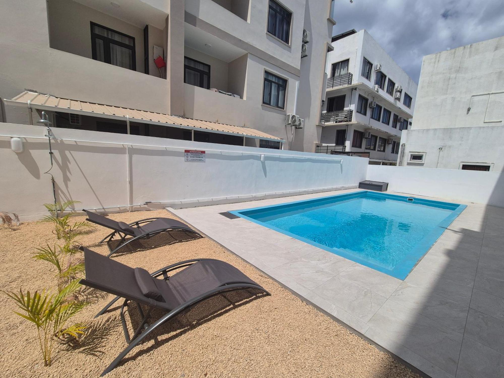 Skyview Apartment- Rooftop Penthouse With Sunset & Sea Views Flic en Flac Exterior photo