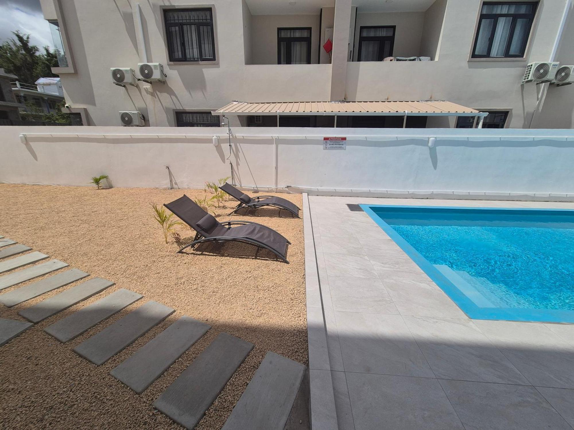 Skyview Apartment- Rooftop Penthouse With Sunset & Sea Views Flic en Flac Exterior photo