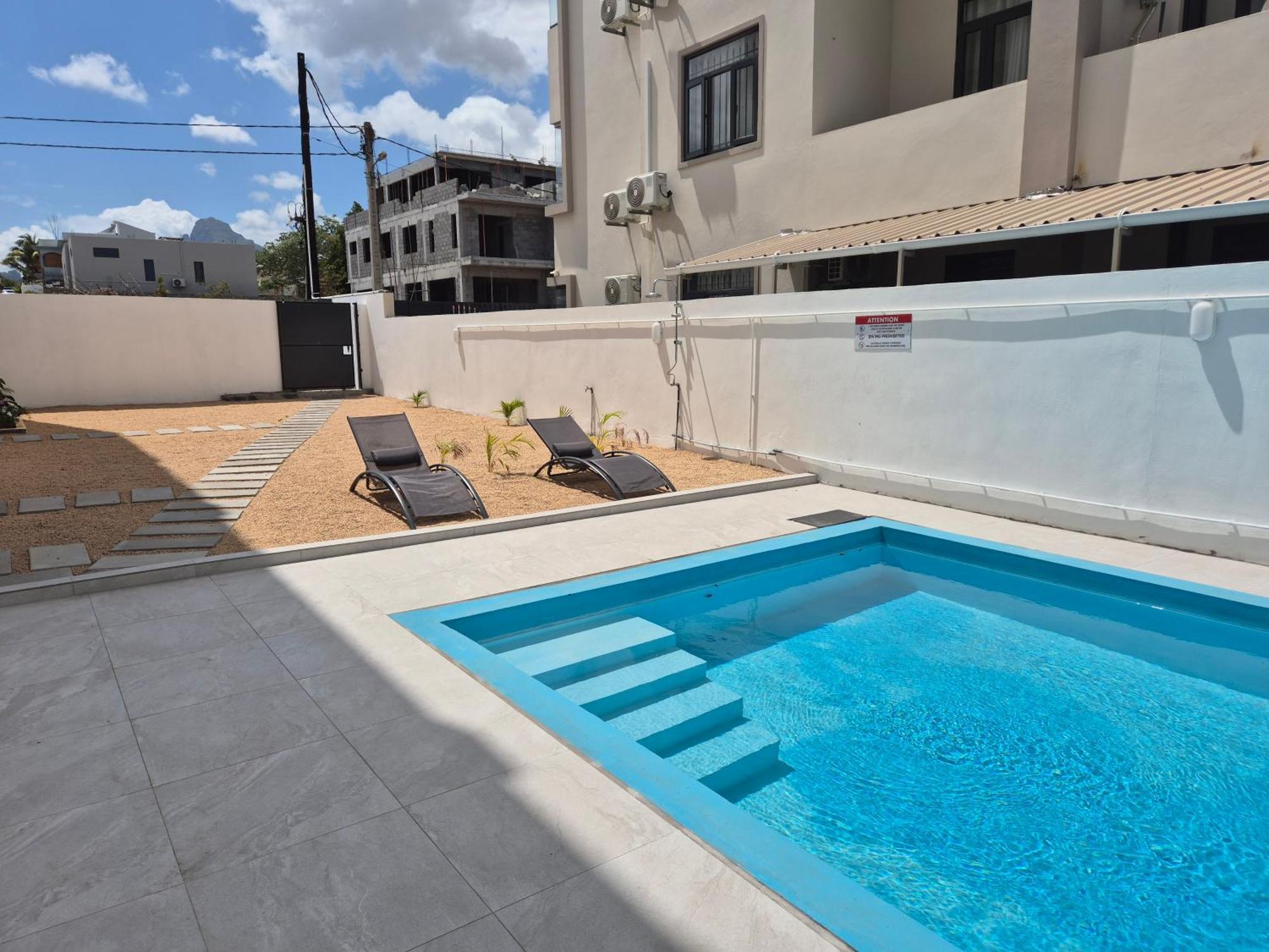 Skyview Apartment- Rooftop Penthouse With Sunset & Sea Views Flic en Flac Exterior photo
