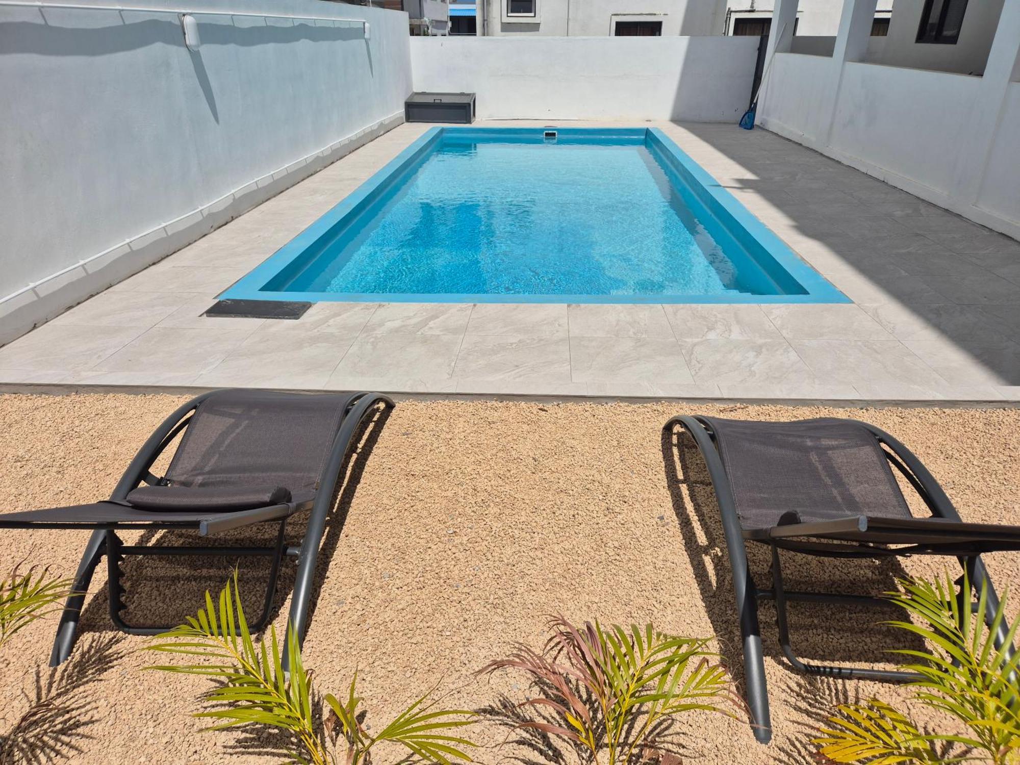 Skyview Apartment- Rooftop Penthouse With Sunset & Sea Views Flic en Flac Exterior photo