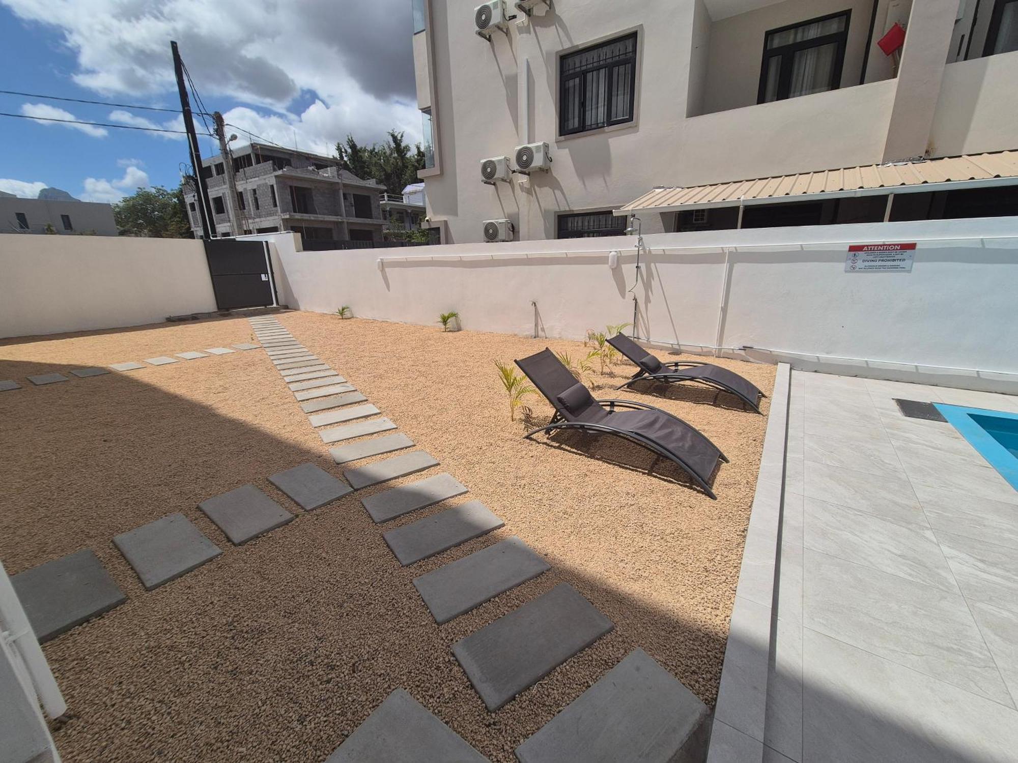 Skyview Apartment- Rooftop Penthouse With Sunset & Sea Views Flic en Flac Exterior photo